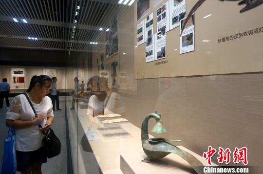 图为观众在参观文物展。　赵琳露 摄