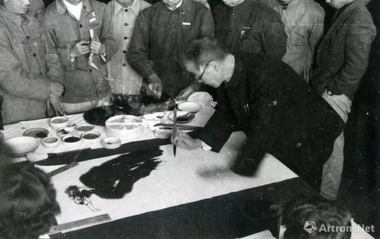 1959年,潘天寿为学生示范