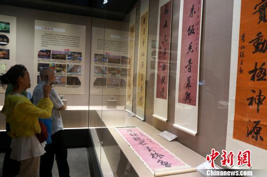 图为观众在参观文物展。　赵琳露 摄