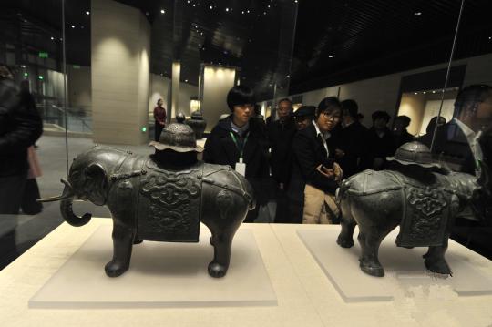 孔子博物馆11月26日在孔子故里曲阜正式开馆试运行,首批展出文物2500件(组)。