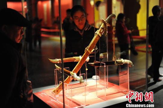 图为观众在现场欣赏乾隆皇帝御用佩剑。 宋延康 摄