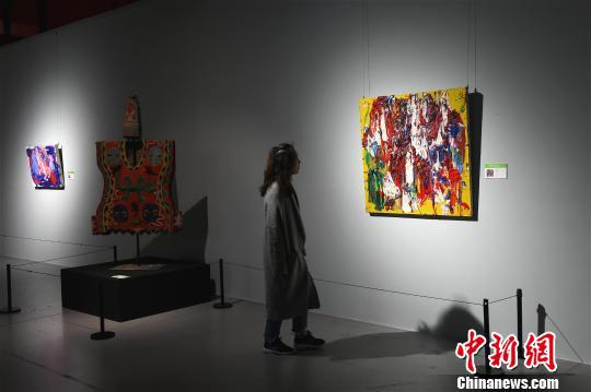图为市民观看《李华的认知艺术与质朴的非洲民间艺术展》。　周毅 摄