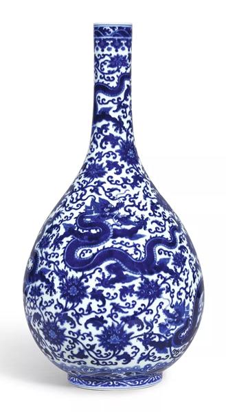 2017年4月
中国艺术珍品
清乾隆 青花穿莲龙纹长颈胆瓶 《大清乾隆年制》款