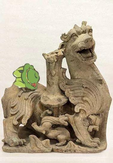 这只蛙崽有不少朋友陪伴,你看一只大辟邪、一只小辟邪,陪它走天涯。