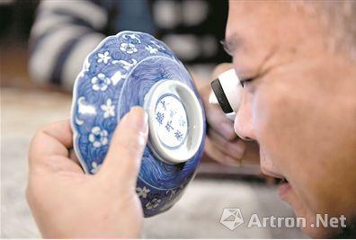专家正在<a href='http://zytp.cn' target='_blank' class='blue' title=''>鉴定</a>瓷器。