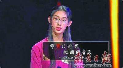 16岁的高中生武亦姝在《中国诗词大会》总决赛上夺冠,一夜之间成为“全民诗词偶像”。