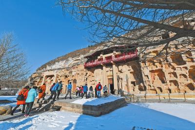 时值冬日,一些旅游团体慕名而来,踏雪寻访北石窟寺。