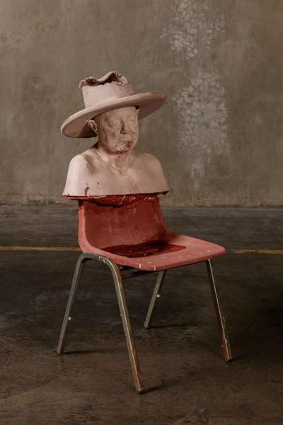 　　保罗·麦卡锡（Paul McCarthy），《圣诞老人 保罗椅上头像》（SC Paul Bust on Chair），2016，混合媒材，110.5 x 49.5 x 66 厘米 / 43 1/2 x 19 1/2 x 26 英寸。© 保罗·麦卡锡