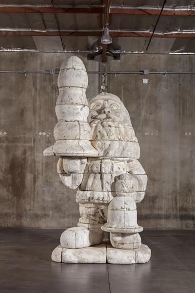 　　保罗·麦卡锡（Paul McCarthy），《圣诞老人肛门塞泡沫模型》（Santa Butt Plug Foam Model），2002，泡沫塑料，独版，577.2 x 301.6 x 317.5 厘米 / 227 1/4 x 118 3/4 x 125 英寸。图片：豪瑟沃斯