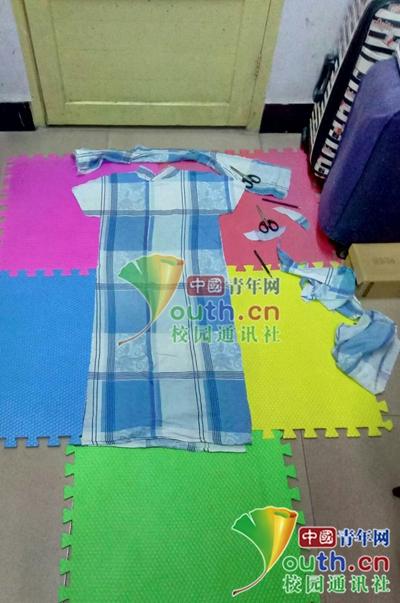 图为程子川正在制作床单旗袍。湖南第一师范学院新媒体中心曹浩佳供图