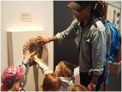 ▲美国国家自然历史博物馆，一群2岁的儿童正在触摸展品