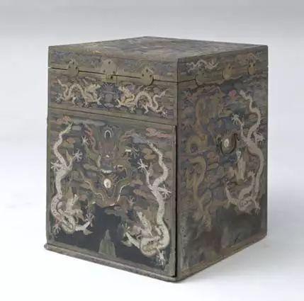 黑漆描金嵌银螺钿龙纹箱 高81.5cm，宽66.5cm，纵66.5cm