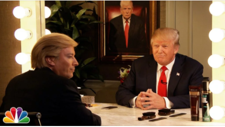 特朗普接受由Jimmy Fallon扮演的“特朗普&quot；的采访。《今夜秀》（The Tonight Show）截屏。图片：© NBC