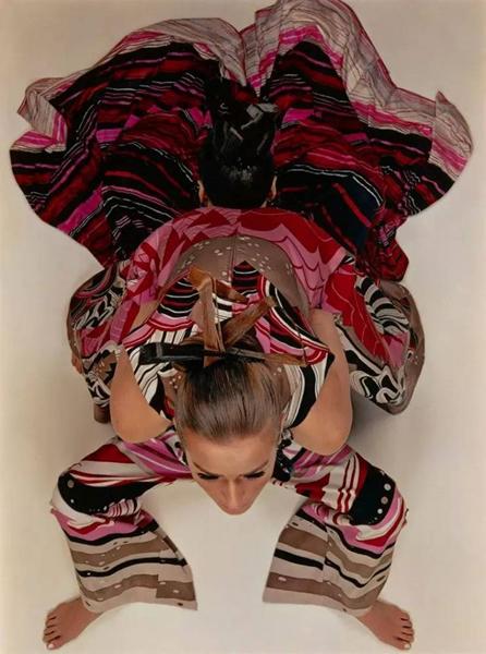 Three figures in silk,1967