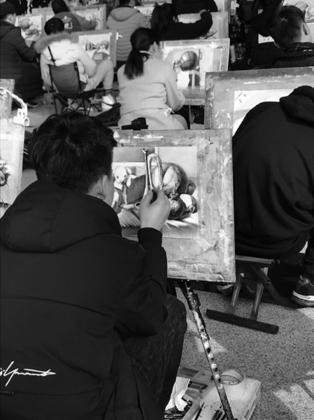 昨天的工艺美院考场考生们正在速写“手机支付”记者　徐玉芹　摄