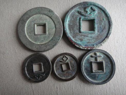 这五枚应是母钱,分别展示: