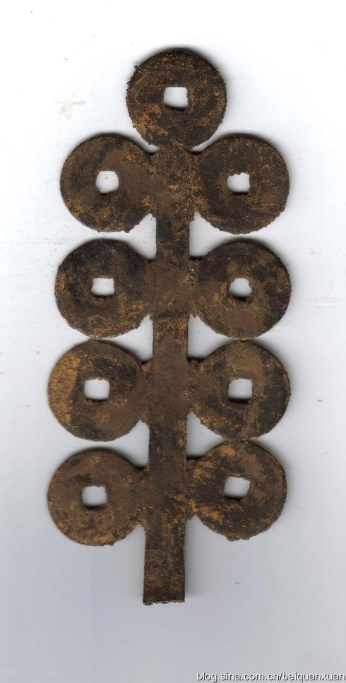 北辽梁王耶律阿里神历[1123年]铸有小平漆金通宝钱树（高130毫米；重43.13克）。