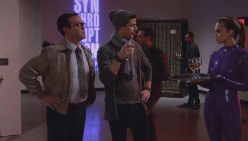 在《神烦警探》里，博伊尔和杰克以便衣的身份出现在一间画廊里。图片：致谢福克斯