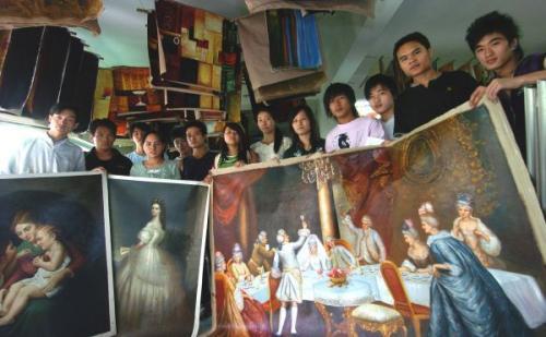 资料图:“大芬油画村”的画工们在展示自己的“作品”。新华社记者刘大伟摄