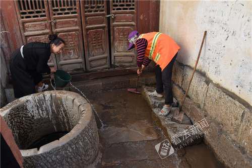 政府工作人员对文物环境进行清理整治（建水县文体广局供图）