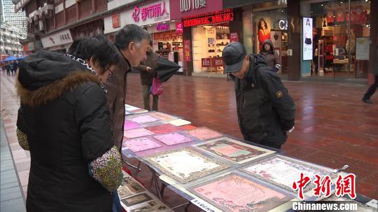 结婚证书展吸引了上海市民前来观看。 徐明睿 摄