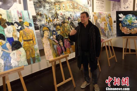 帕赫希望通过自己的画作声援中国的“慰安妇”幸存者。 泱波 摄