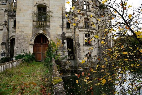 图为 2017 年 11 月 3 日拍摄的资料图片，显示了 La Mothe-Chandeniers损毁城堡的部分景象。图片来源：法新社/纪尧姆苏万特。