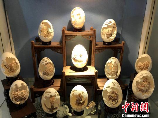 西安一蛋雕爱好者自学技艺三年制作上千件作品