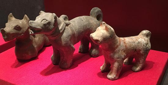汉代陶狗三只细瘦而骨质嶙峋的猎犬形象在一些汉代的画像砖上也有狗的痕迹。