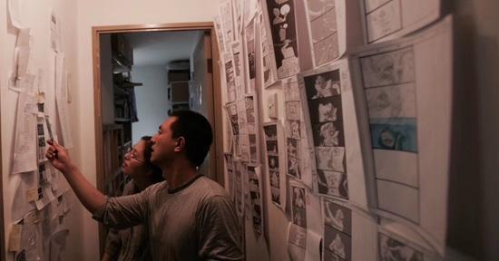 陈海涛和陈琦在讨论《降魔成道》的分镜头脚本。陈海涛供图