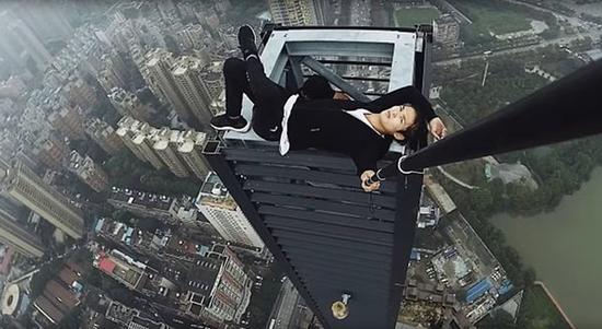 视频网站上吴永宁的画面。吴永宁在上月坠亡前，用高空特技表演吸引了成千上万的网络关注者。（图片来源：美国《纽约时报》）