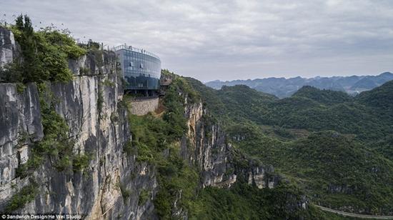 建在峭壁凹陷处的美术馆看上去像是与岩石融为一体。(图片来源:英国媒体)