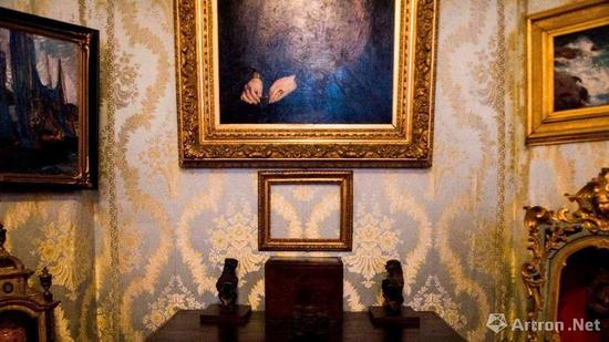 之后,他们去了第三个展厅“Blue Room”,马奈的“Chez Tortoni”被带走。