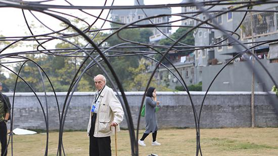94岁的尤纳与他的“街道美术馆” ©UABB