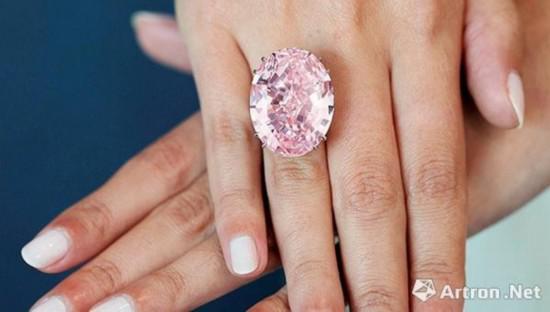 郑家纯以5.53亿港币买下的重达59.6克拉的“粉红之星”钻石