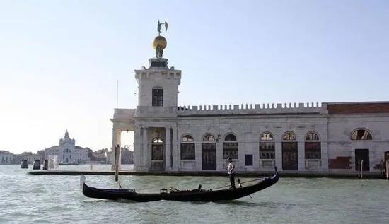 威尼斯海关大楼（Punta della Dogana）