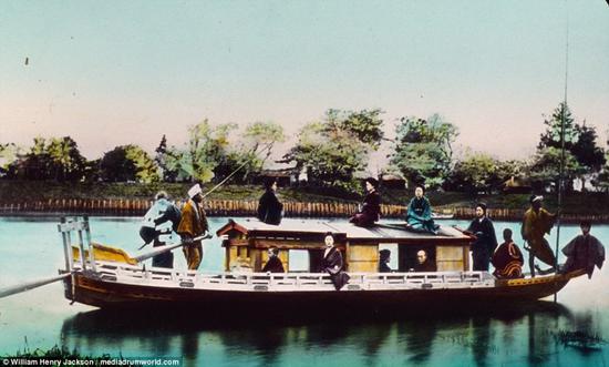 1895年,一条中国游船上
