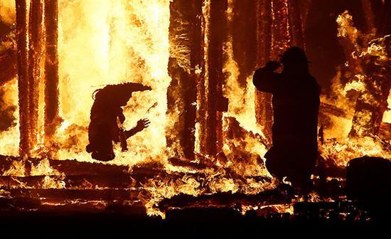 当地时间2017年9月2日，美国内华达州黑石城，当地举办“火人节”（Burning Man），熊熊火焰照亮黑夜。