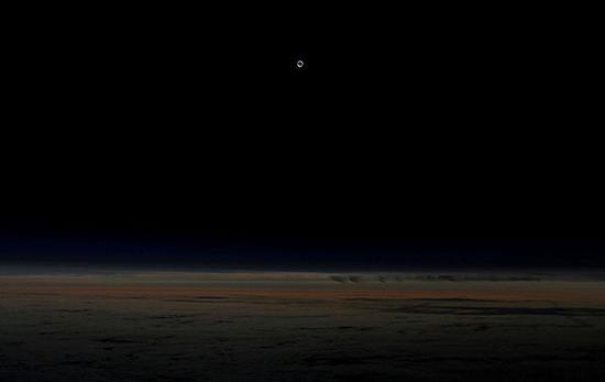 当地时间2017年8月21日，美国迪波贝，从阿拉斯加航空公司飞机上拍摄的日食现象。