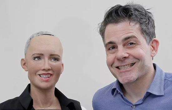 机器人索菲亚与大卫·汉森 图据美联社