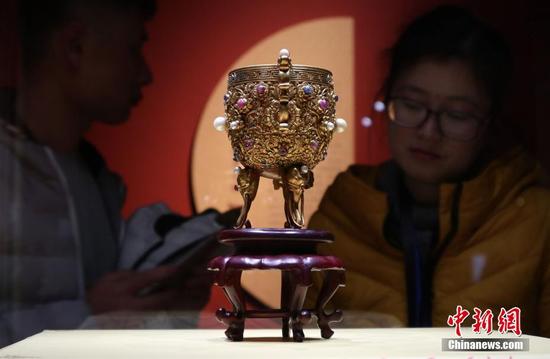 本次展出的金嵌珠宝金瓯永固杯。