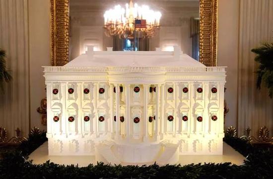 面点师以白宫为模型制作的姜饼屋。图片：? Kevin Lamarque/Reuters