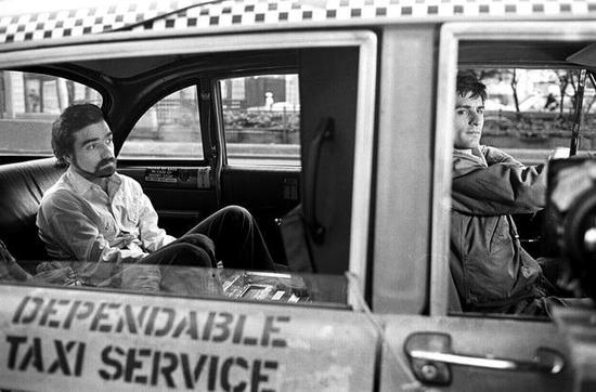 《出租车司机》拍摄期间坐在罗伯特·德·尼罗出租车后座的马丁·斯科塞斯，纽约，1975