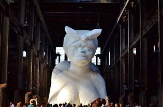 卡拉－沃克（Kara Walker），《A Subtlety…or the Marvelous Sugar Baby》，2014。图片：Courtesy of gigi viaflickr