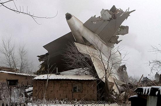 当地时间2017年1月16日，吉尔吉斯斯坦比什凯克，一架土耳其货机在吉尔吉斯斯坦玛纳斯机场附近坠毁。