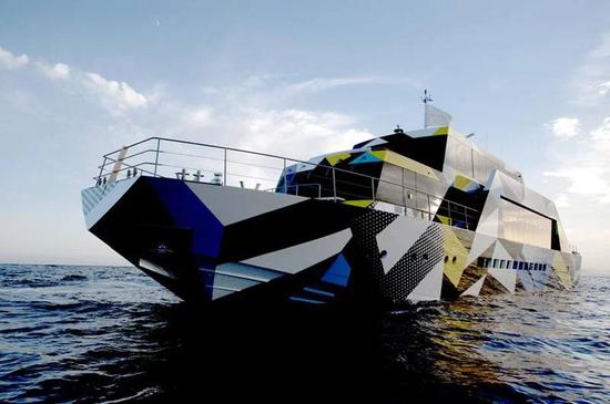 一个杰夫-昆斯设计的超大艺术游艇。图片： Andrea Ferrari