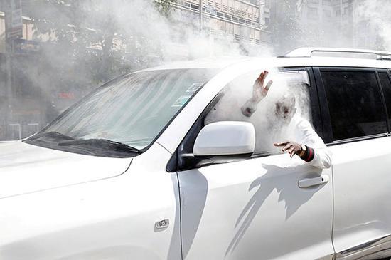 当地时间2017年10月13日，肯尼亚，反对党国家超级联盟的支持者上街游行，抗议独立选举和边界委员会。反对派议员Caleb Amisi Luyai的汽车被催泪弹击中。