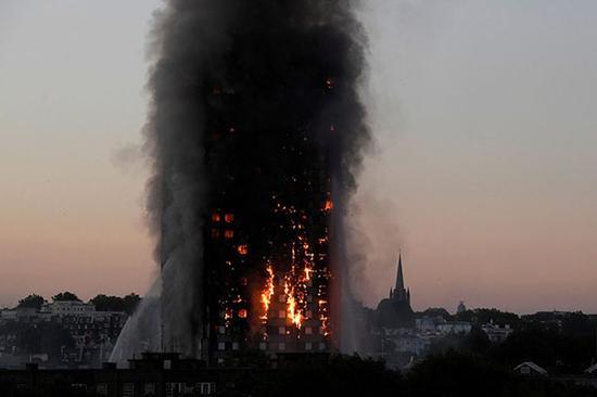 当地时间2017年6月14日，英国伦敦，格伦费尔公寓大楼发生火灾。