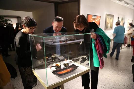 ▲ 越南驻瑞士大使Hai Bang Pham(中)在参观漆作品展览