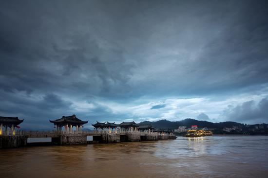 《雨后广济桥》 摄于广东潮州
